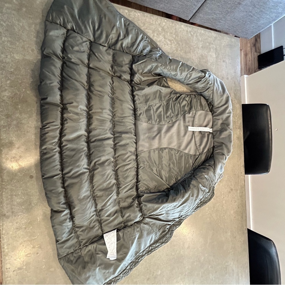 Lululemon goose down longline puffer vest. Size 4. Green. Pockets. New condition - Picture 10 of 13